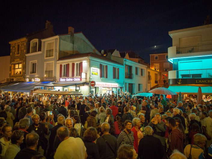 La foule du 15 août entoure les musiciens et la guinguette mobile