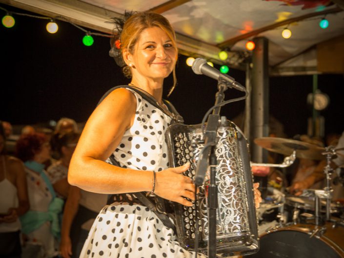 Portait de Peggy, accordéoniste sur la scène mobile