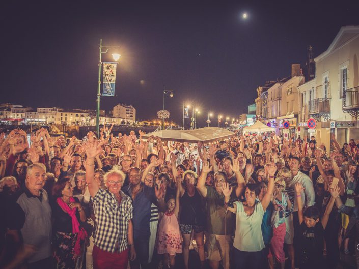 Le public venu en masse fait une pose photo devant la guinguette de peggy à la Chaume