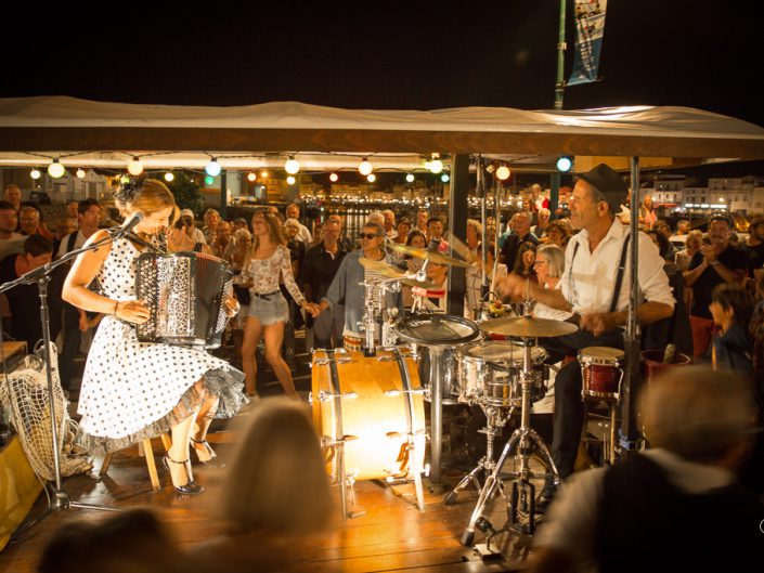 La foule danse autour de la Guinguette de Peggy