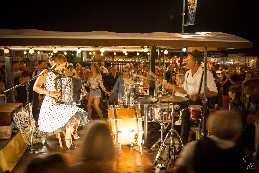 La foule danse autour de la Guinguette de Peggy