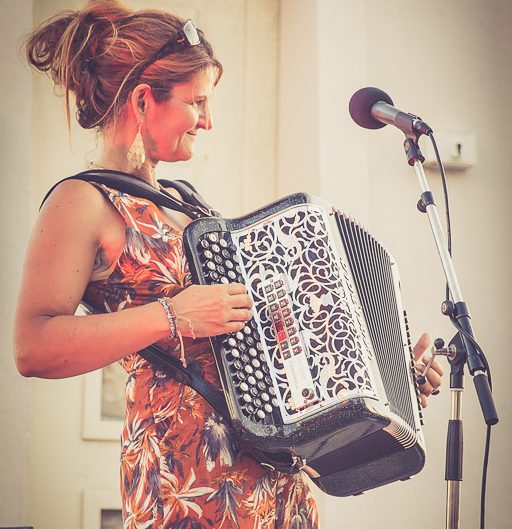 Peggy, accordéoniste en vendée - bobazar dans l'soufflet