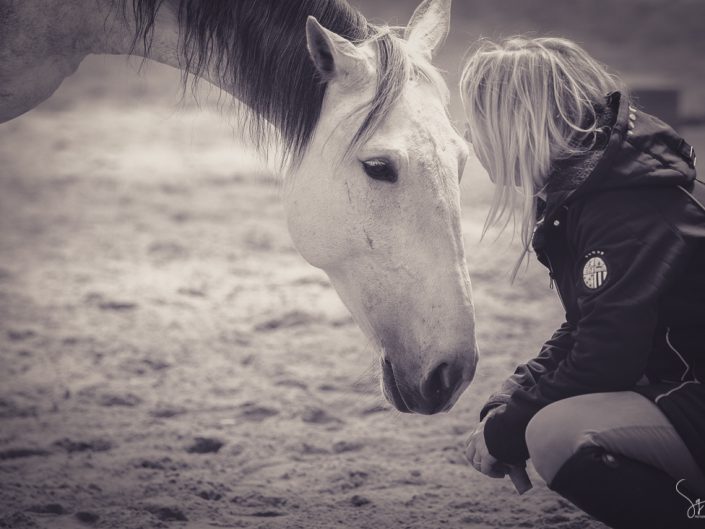 Vic et Emilie, discussion dans paddock couvert