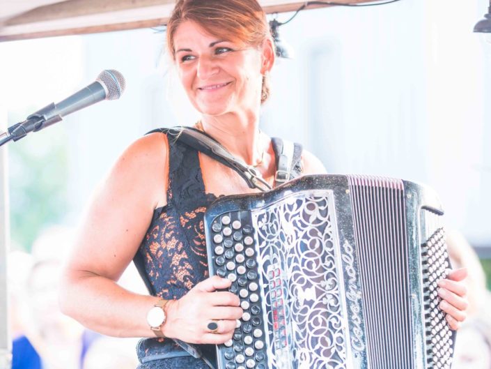 Peggy accordéoniste vendée guinguette