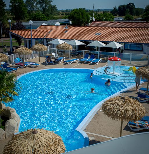 vue du haut des toboggans, piscine camping